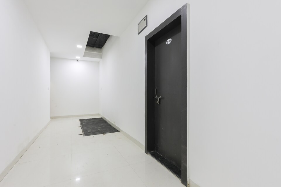 OYO 41398 Hotel Adinath, Bombay Hospital, Indore