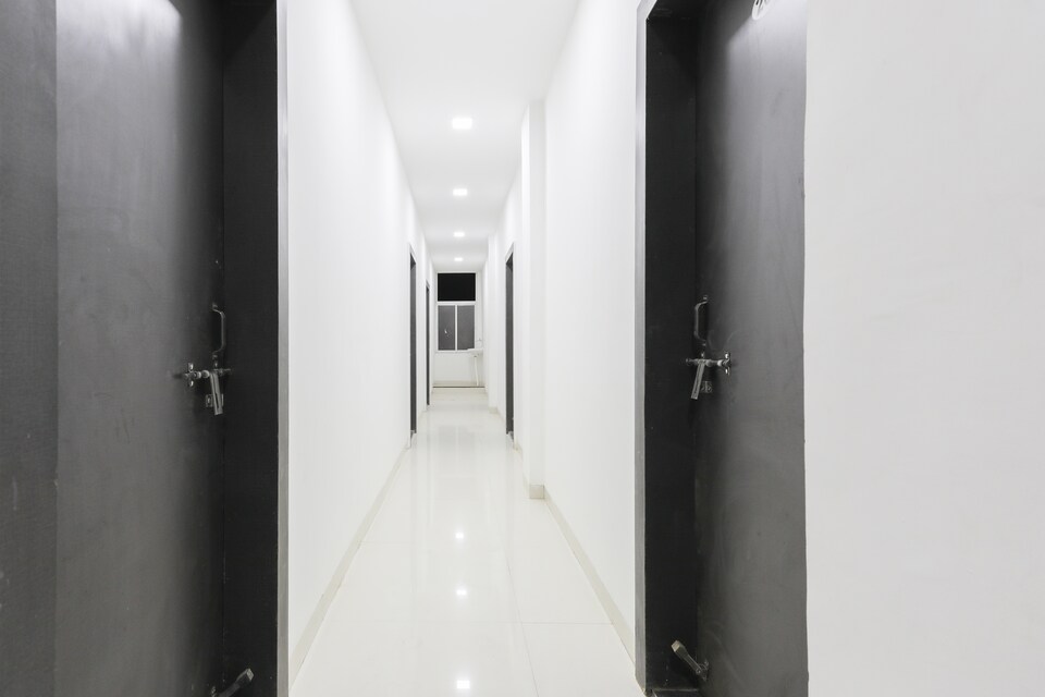 OYO 41398 Hotel Adinath, Bombay Hospital, Indore