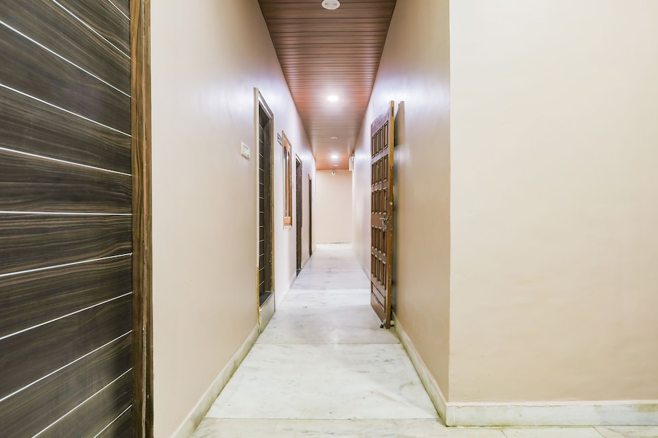 OYO Collection O Jagannath Mandir Road Formerly Paradise Residency, Lanka, Varanasi