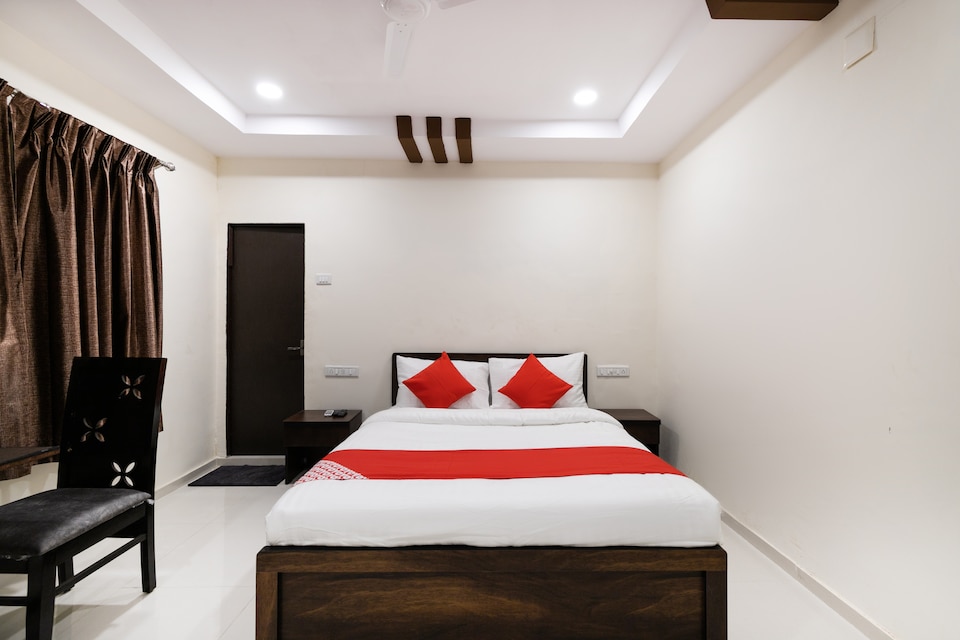 OYO Flagship 41641 Poonam Palace, Ashram Road Ahmedabad, Ahmedabad