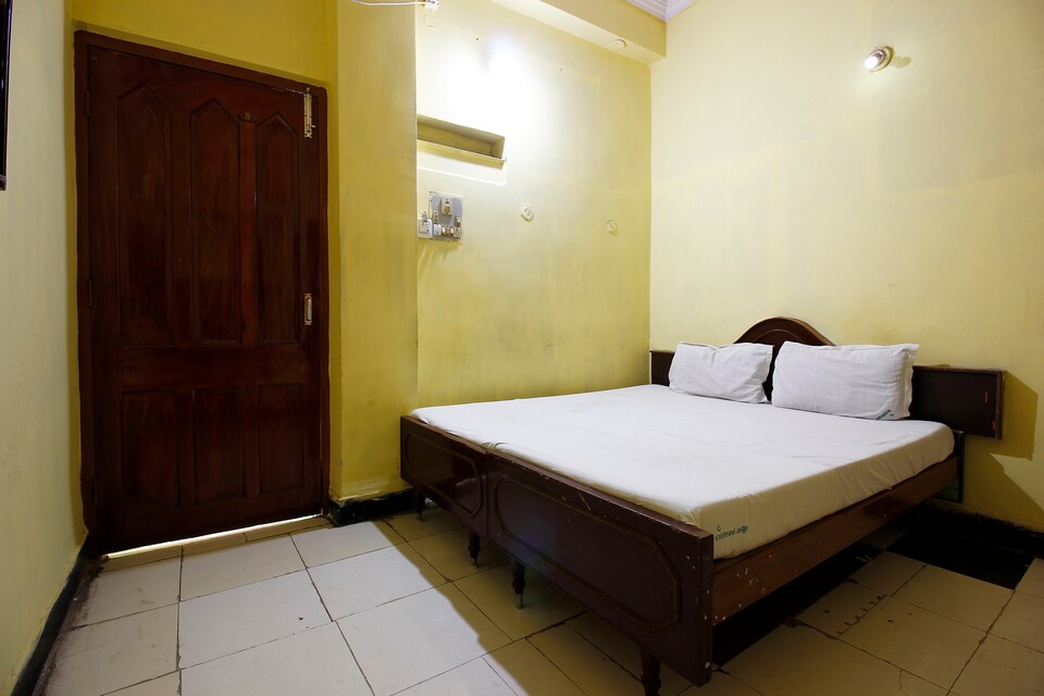 SPOT ON 41664 Vyshnavi Lodge, Nakkalagutta Hanamkonda Warangal, Warangal