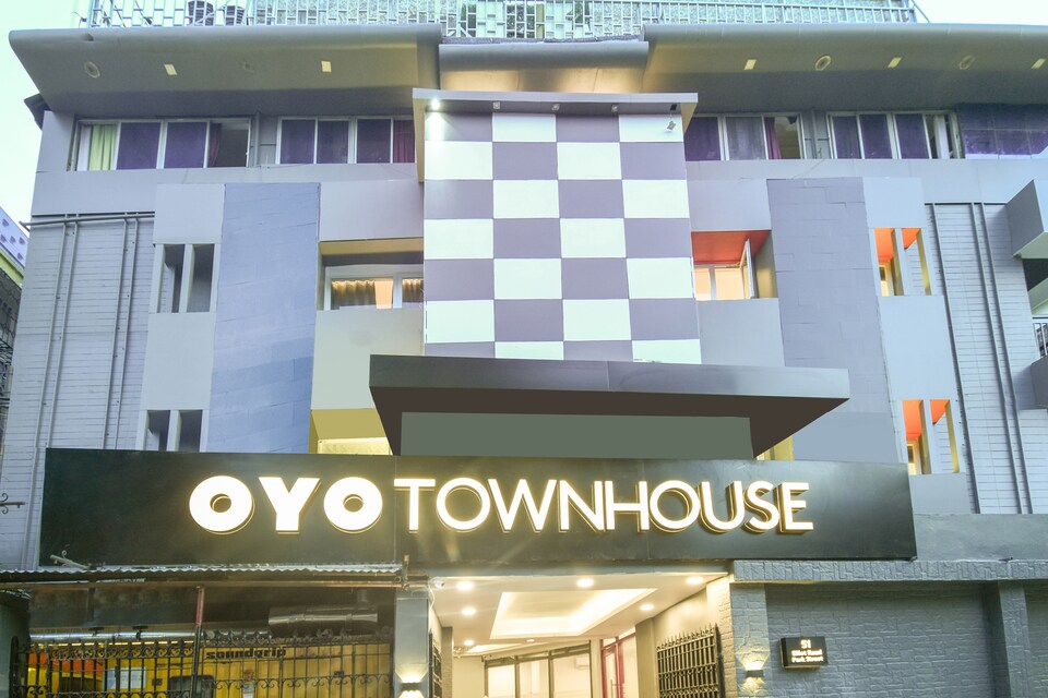 OYO Townhouse 201 Heera Holiday Inn, Esplanade Kolkata, Kolkata