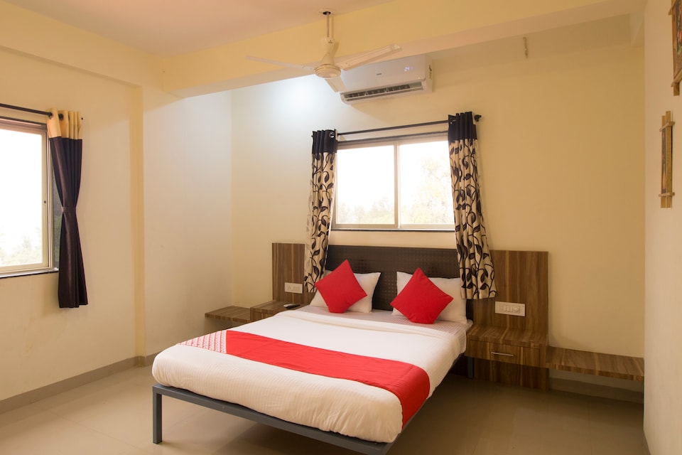 OYO 41715 Hotel Vakratunda, Main Market Mahabaleshwar, Mahabaleshwar
