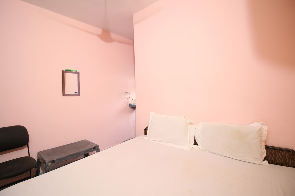 SPOT ON 41735 Royal Guest House, Bhiwadi, Bhiwadi