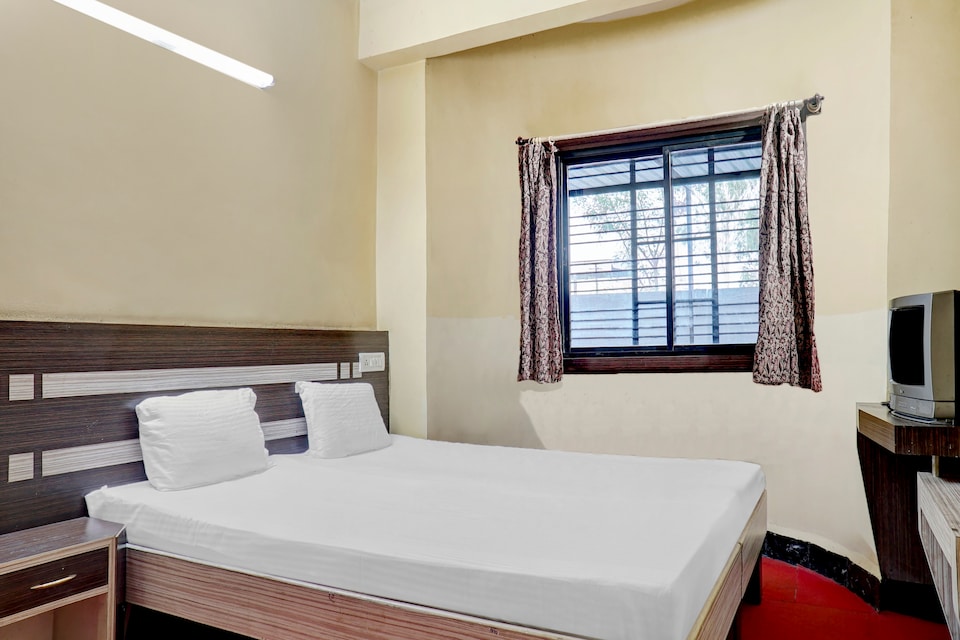 SPOT ON 41856 Hotel Vishwtara, Baramati city centre, Baramati