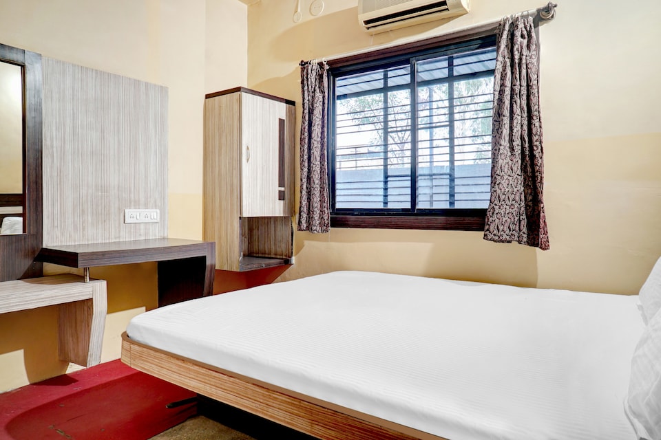 SPOT ON 41856 Hotel Vishwtara, Baramati city centre, Baramati