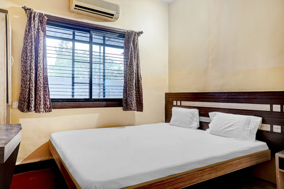 SPOT ON 41856 Hotel Vishwtara, Baramati city centre, Baramati