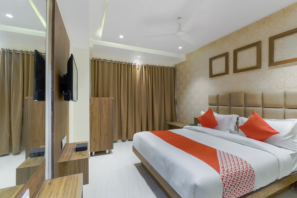 OYO 41858 Hotel Rose Gold , Sama Vadodara, Vadodara