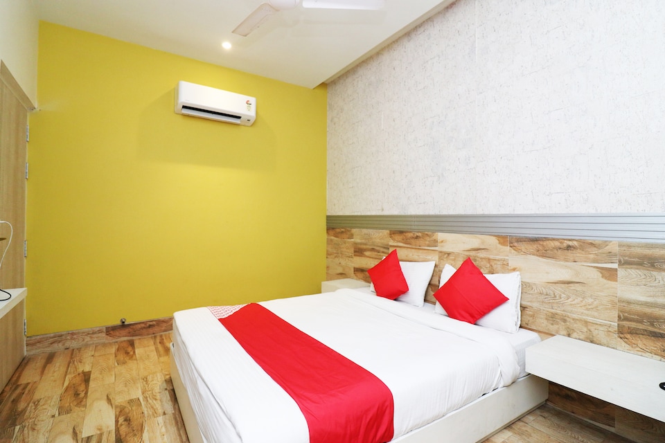 OYO 41911 Hotel White Square, Rampur, Rampur