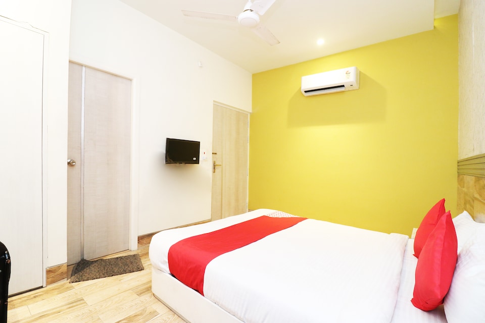 OYO 41911 Hotel White Square, Rampur, Rampur