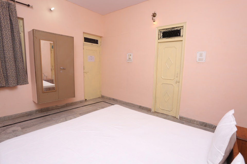 OYO 41945 Tulsi Inn, Prem Mandir Vrindavan, Vrindavan