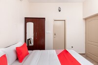 OYO 41979 Residenza Silver Breeze