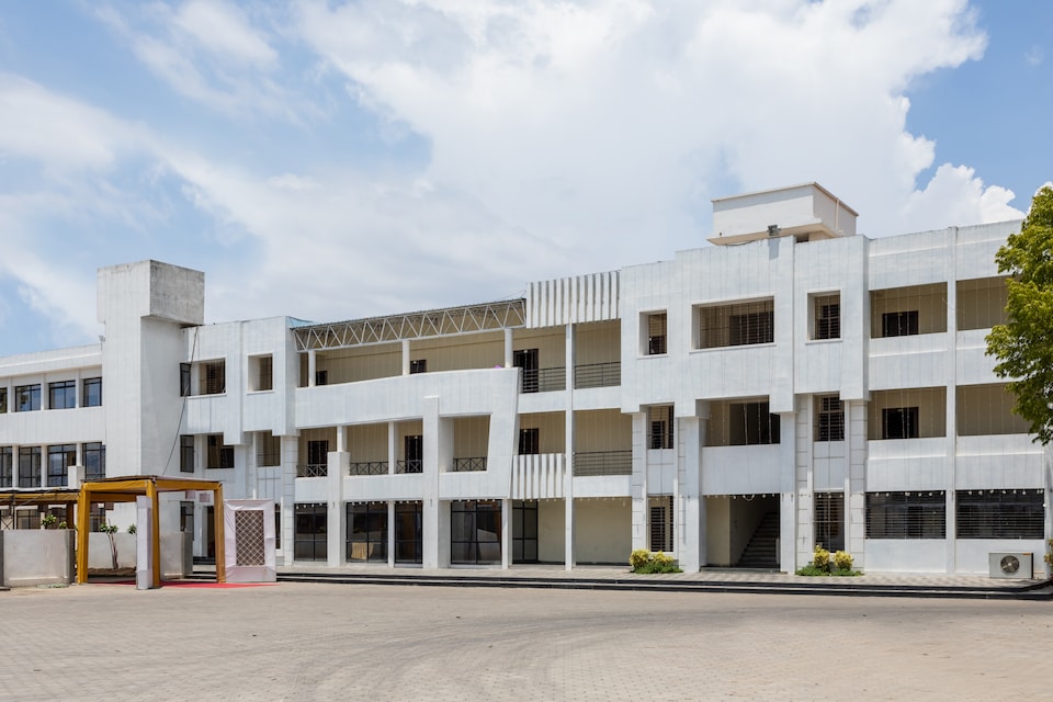 Collection O 42084 Rajshahi Hotel And Resort, Vijay Nagar Indore, Indore