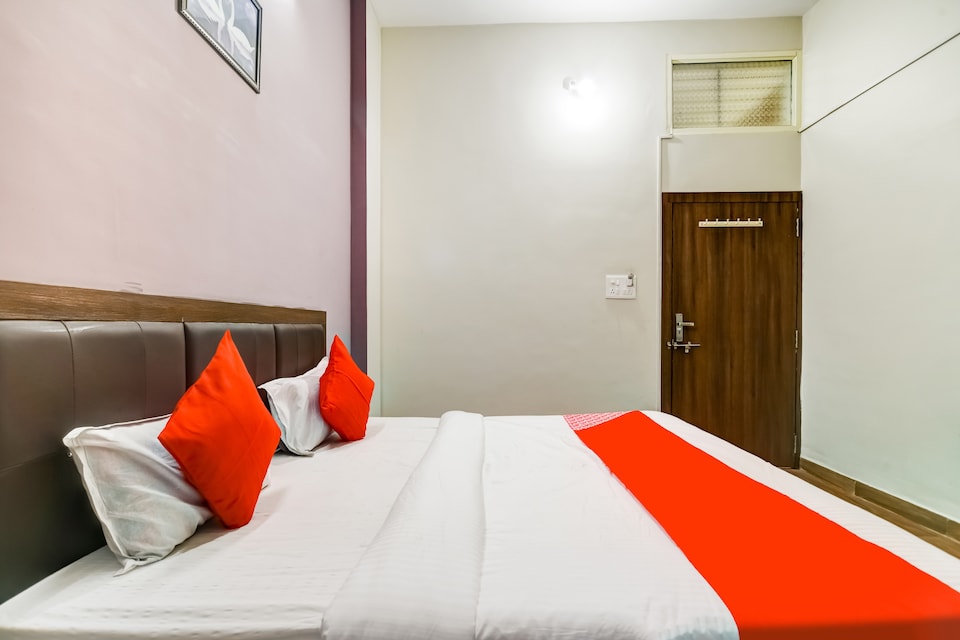 OYO 42100 Shivanjali Palace, Mahakal Temple 1, Ujjain