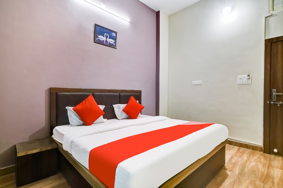 OYO 42100 Shivanjali Palace, Mahakal Temple 1, Ujjain