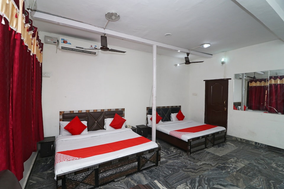 OYO 42105 Eating & Gaming Plaza, Banikhet, Dalhousie