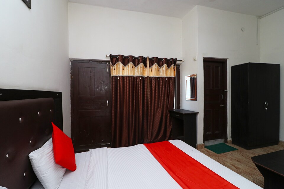 OYO 42105 Eating & Gaming Plaza, Banikhet, Dalhousie