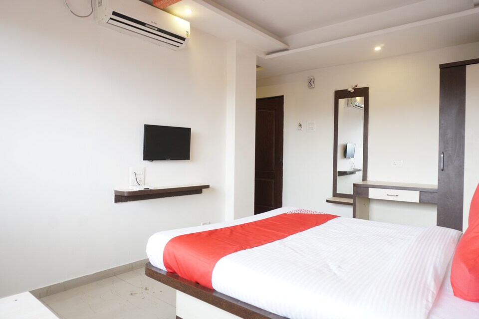 OYO 42225 Amruta Deluxe Executive Lodging, Katraj Khed Shivapur Pune, Pune
