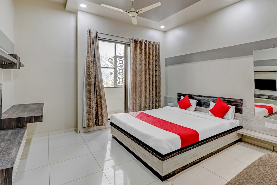 OYO 42254 Hotel Lakhdatar, Shegaon, Shegaon