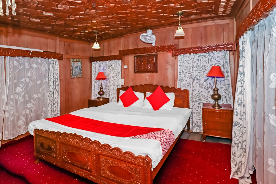 OYO 42383 Laila Majnoo Houseboats, Dal Lake, Srinagar