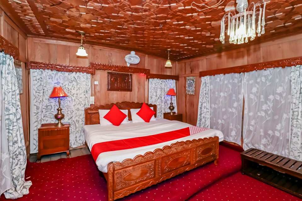 OYO 42383 Laila Majnoo Houseboats, Dal Lake, Srinagar