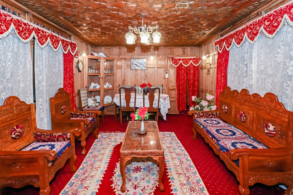 OYO 42383 Laila Majnoo Houseboats, Dal Lake, Srinagar