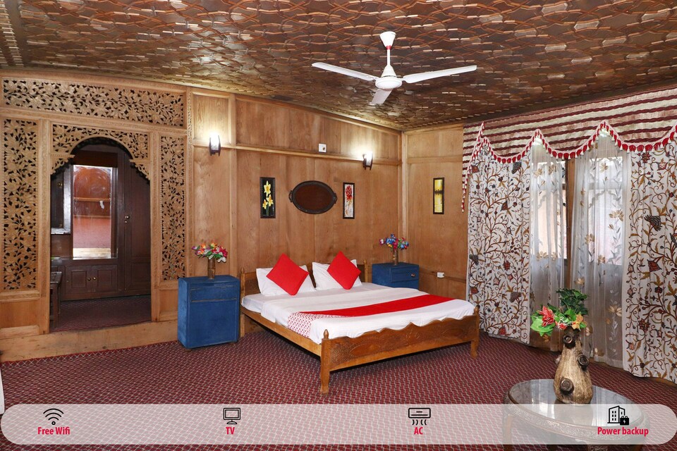 OYO 42484 Queen Of Heaven Houseboat, Dal Lake, Srinagar