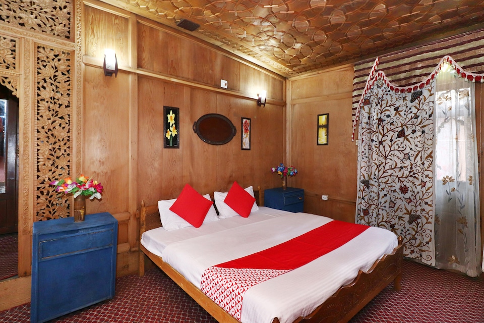 OYO 42484 Queen Of Heaven Houseboat, Dal Lake, Srinagar