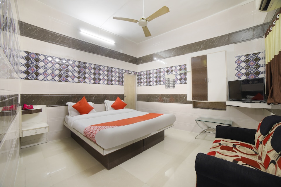 OYO 42403 Hotel Rajmahel, Old Railway Station Jamnagar, Jamnagar