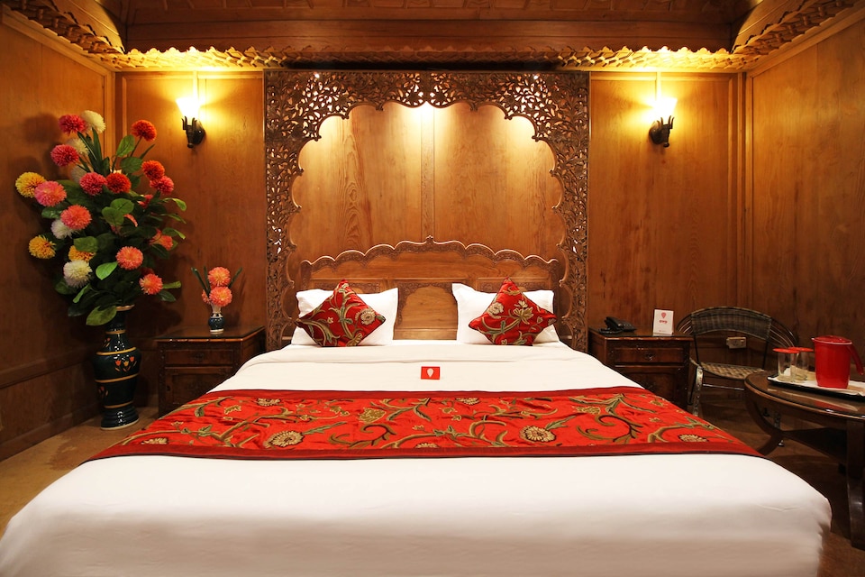 OYO 3910 Houseboat Mughal Sheraton, Dalgate Srinagar, Srinagar