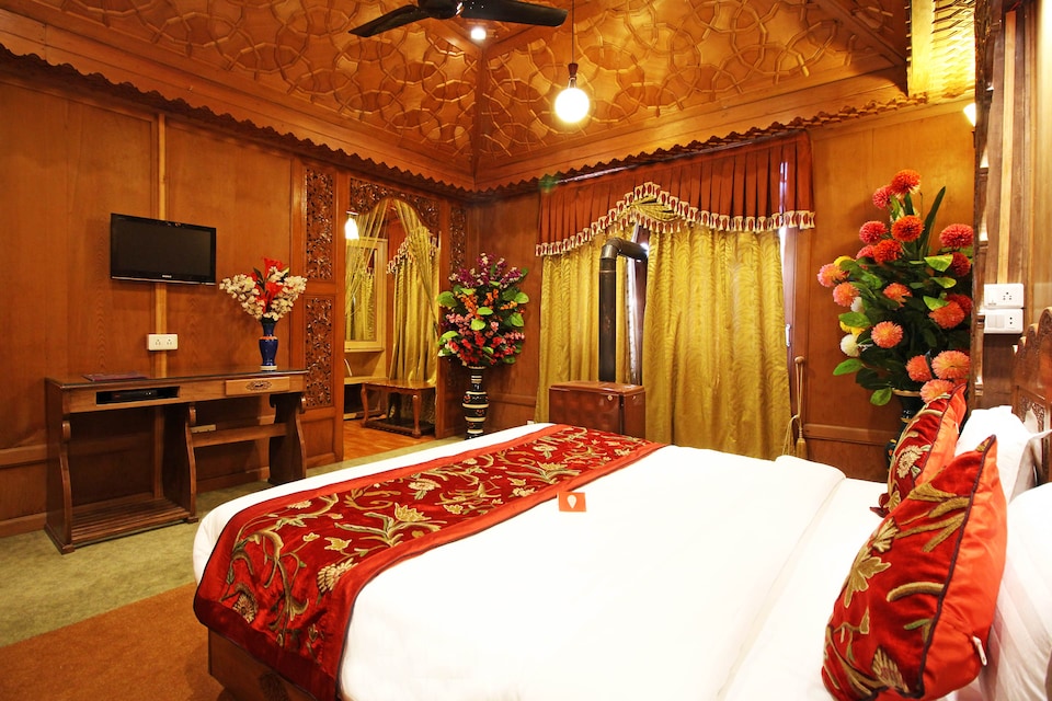 OYO 3910 Houseboat Mughal Sheraton, Dalgate Srinagar, Srinagar