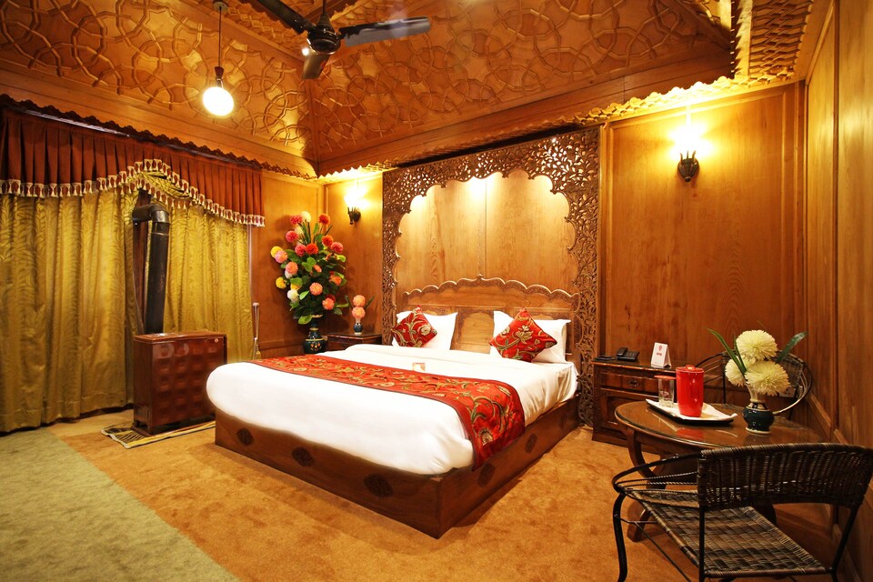 OYO 3910 Houseboat Mughal Sheraton, Dalgate Srinagar, Srinagar