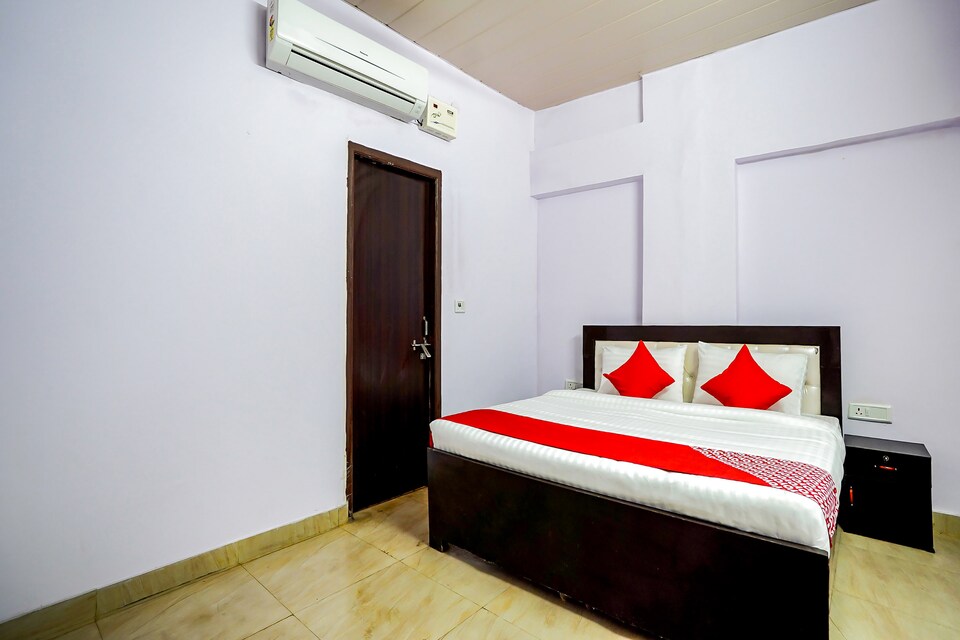 OYO Flagship 42680 Deepak Hotel, Pitampura - Rohini Delhi, Delhi