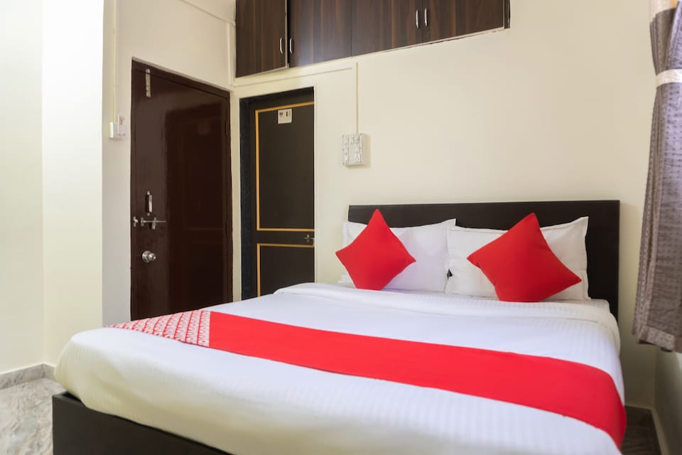 OYO Flagship  42754 Hotel Sanket, Pimpri Pune, पुणे