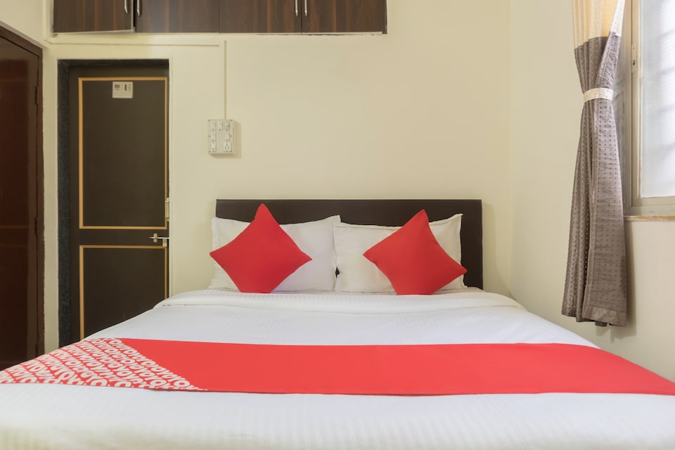 OYO Flagship  42754 Hotel Sanket, Pimpri Pune, पुणे