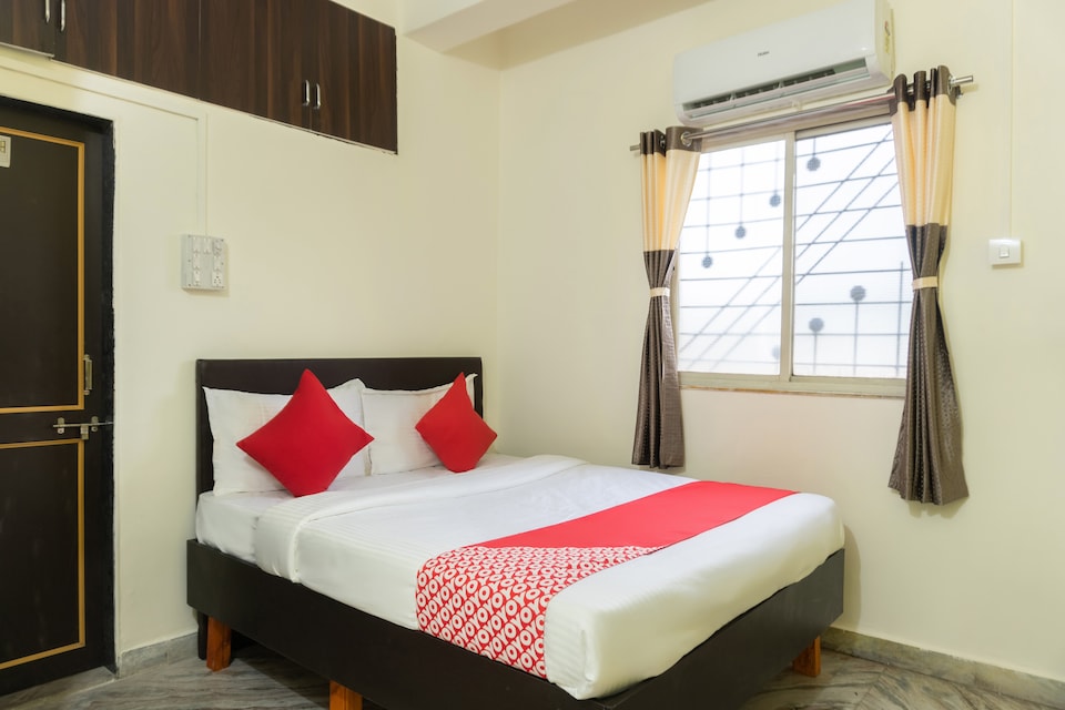 OYO Flagship  42754 Hotel Sanket, Pimpri Pune, पुणे