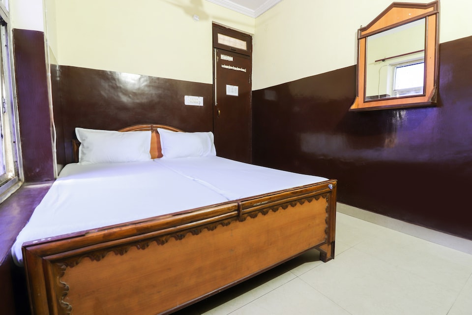 SPOT ON 42979 Hotel Inder Regency , Charbagh Lucknow, Lucknow