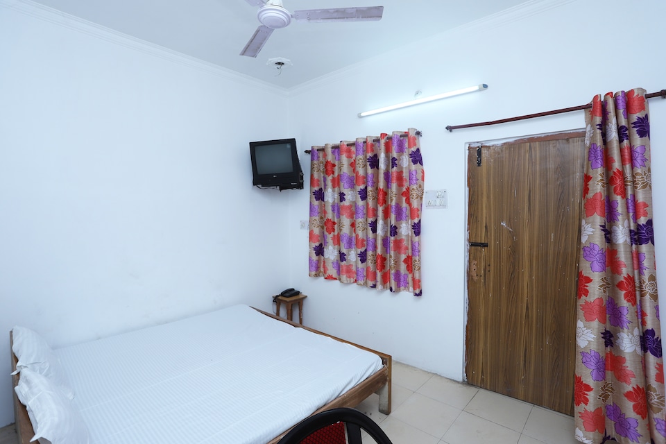 OYO 42992 Urvashi Hotel, Kotdwar, Kotdwar