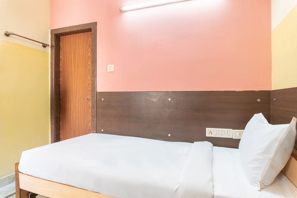 SPOT ON 43035 Udupi Sindhuri Inn, Ramaraopet Kakinada, Kakinada