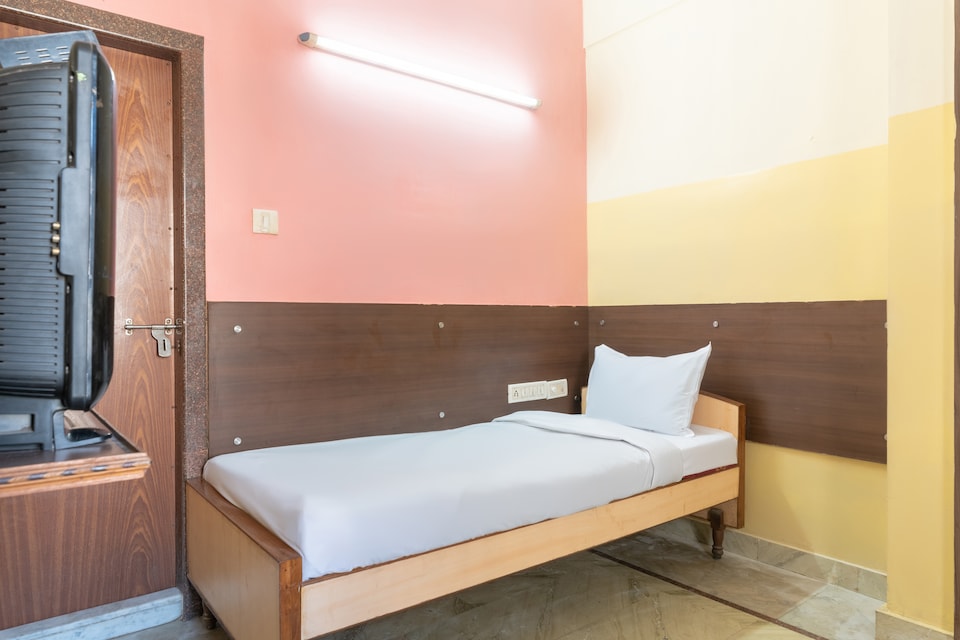 SPOT ON 43035 Udupi Sindhuri Inn, Ramaraopet Kakinada, Kakinada