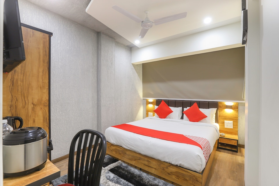 OYO 43037 Hotel Diamond Plaza, Surat Railway Station, सूरत