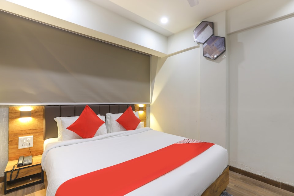 OYO 43037 Hotel Diamond Plaza, Surat Railway Station, सूरत