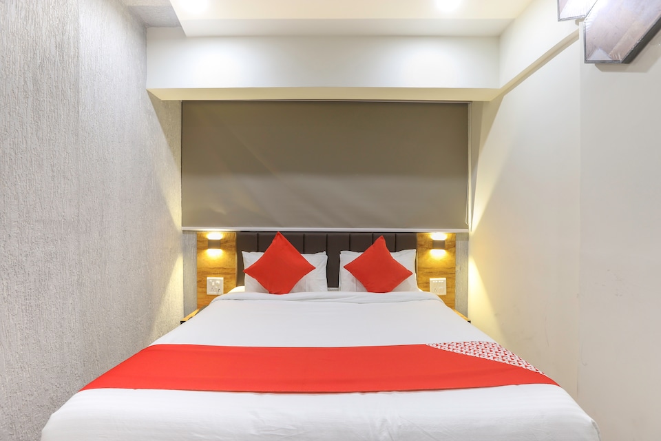 OYO 43037 Hotel Diamond Plaza, Surat Railway Station, सूरत