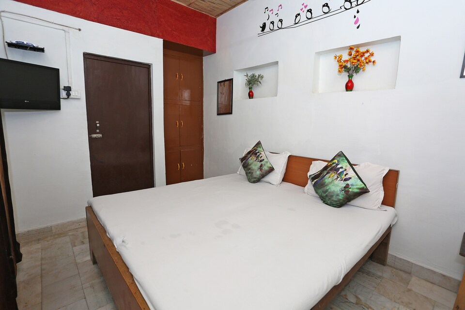 SPOT ON 43140 Classic Homestay, Fatehabad Road, Agra