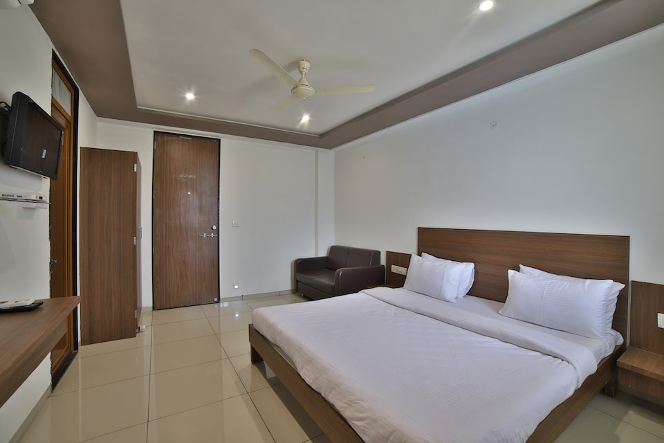 OYO 43266 Raj Bhavan, Dwarka, द्वारका