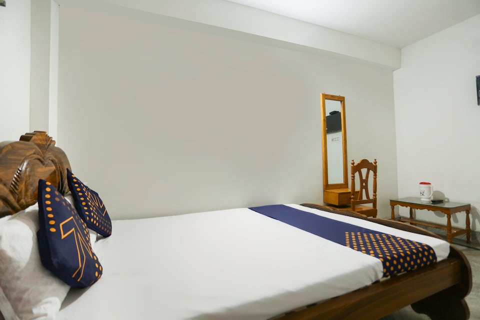 SPOT ON 43475 Purity Mahal, Hazarduari, Berhampore