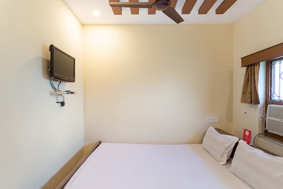 SPOT ON 43671 Hotel Mahuya Inn, Behala Kolkata, Kolkata