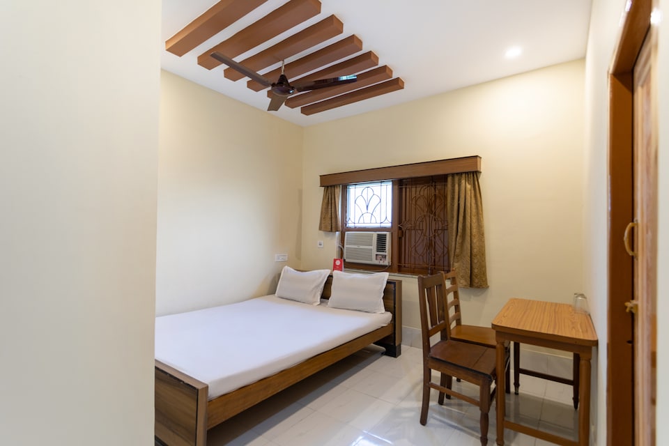 SPOT ON 43671 Hotel Mahuya Inn, Behala Kolkata, Kolkata