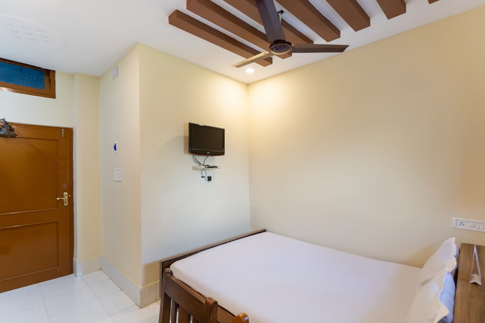 SPOT ON 43671 Hotel Mahuya Inn, Behala Kolkata, Kolkata