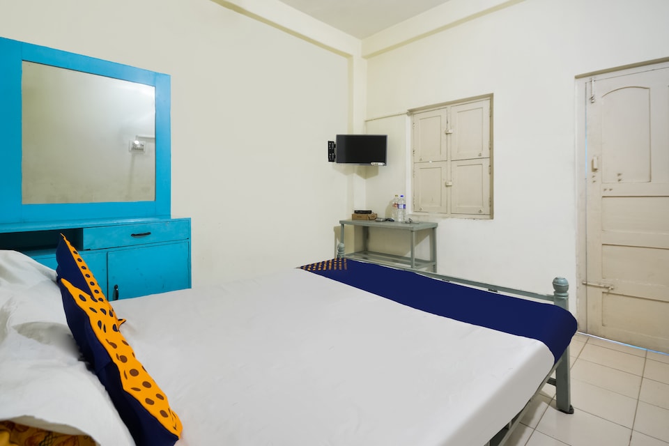 SPOT ON Sri Om Muruga Lodge, Reddipatti Salem-II, Salem